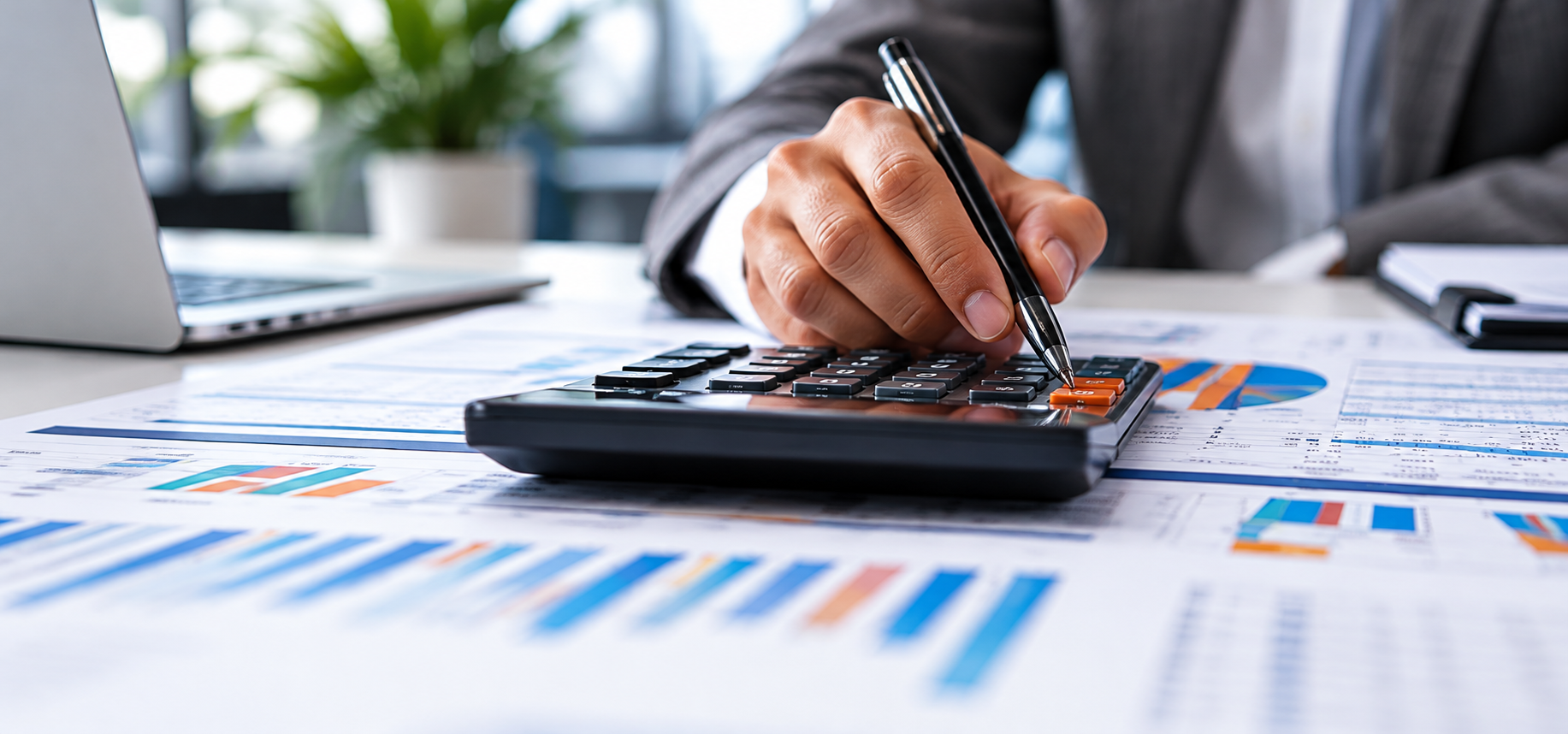 Persona organizando cifras y presupuesto con calculadora en un entorno de trabajo